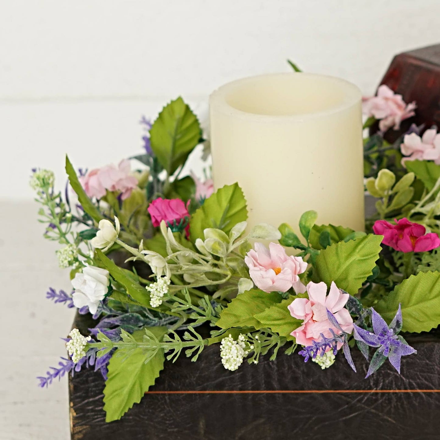 Pink Cream Daisy with Mix Leaves-3.5in(10) Ring